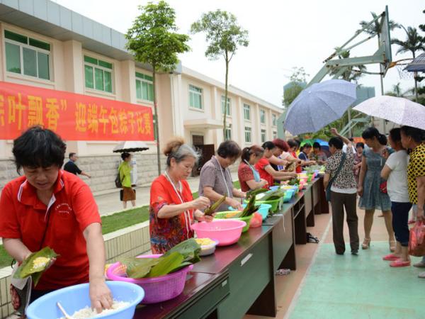 “粽葉飄香”我來(lái)包粽子比賽現(xiàn)場(chǎng)