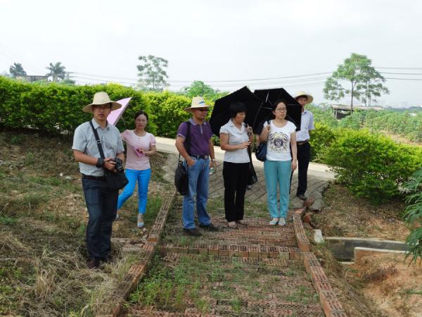 圖2-“木薯種質(zhì)資源保護廣西創(chuàng)新基地”負責人陳顯雙高級農(nóng)藝師向專家組介紹了基地的建設情況